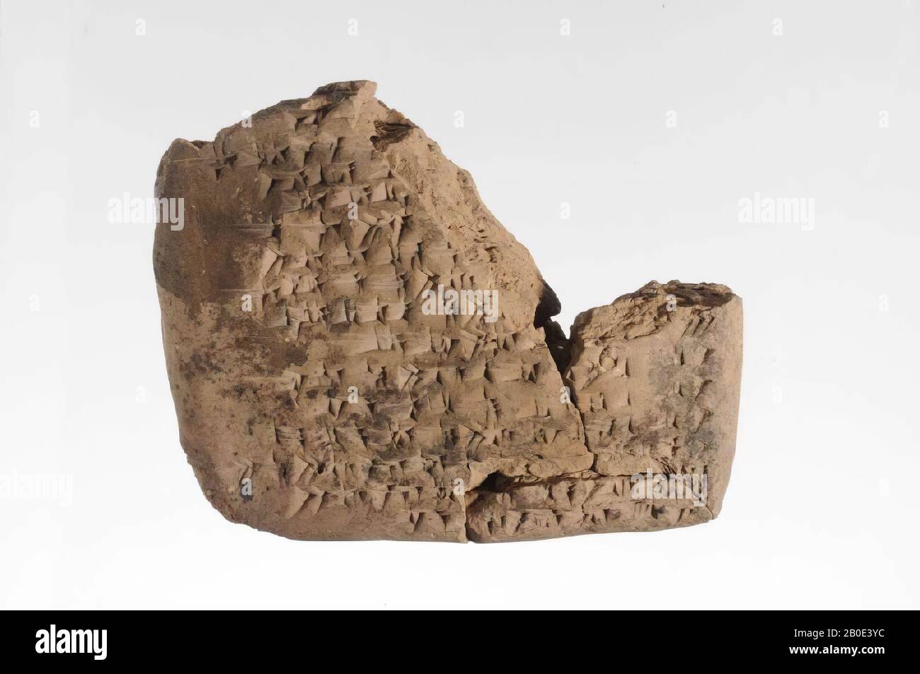 Ein Fragment einer Tontafel mit Keilschrift. Der Text ist eine Liste von Personen, die etwas erhalten oder sich anderweitig schuldig machen können. Die Liste hat 20 Zeilen und hat 3 Stempel auf der Rückseite, Aufschrift, Keramik, L 10,0 cm, B 7,9 cm, Späte Bronze Ca. 1200 v. Chr., Syrien Stockfoto