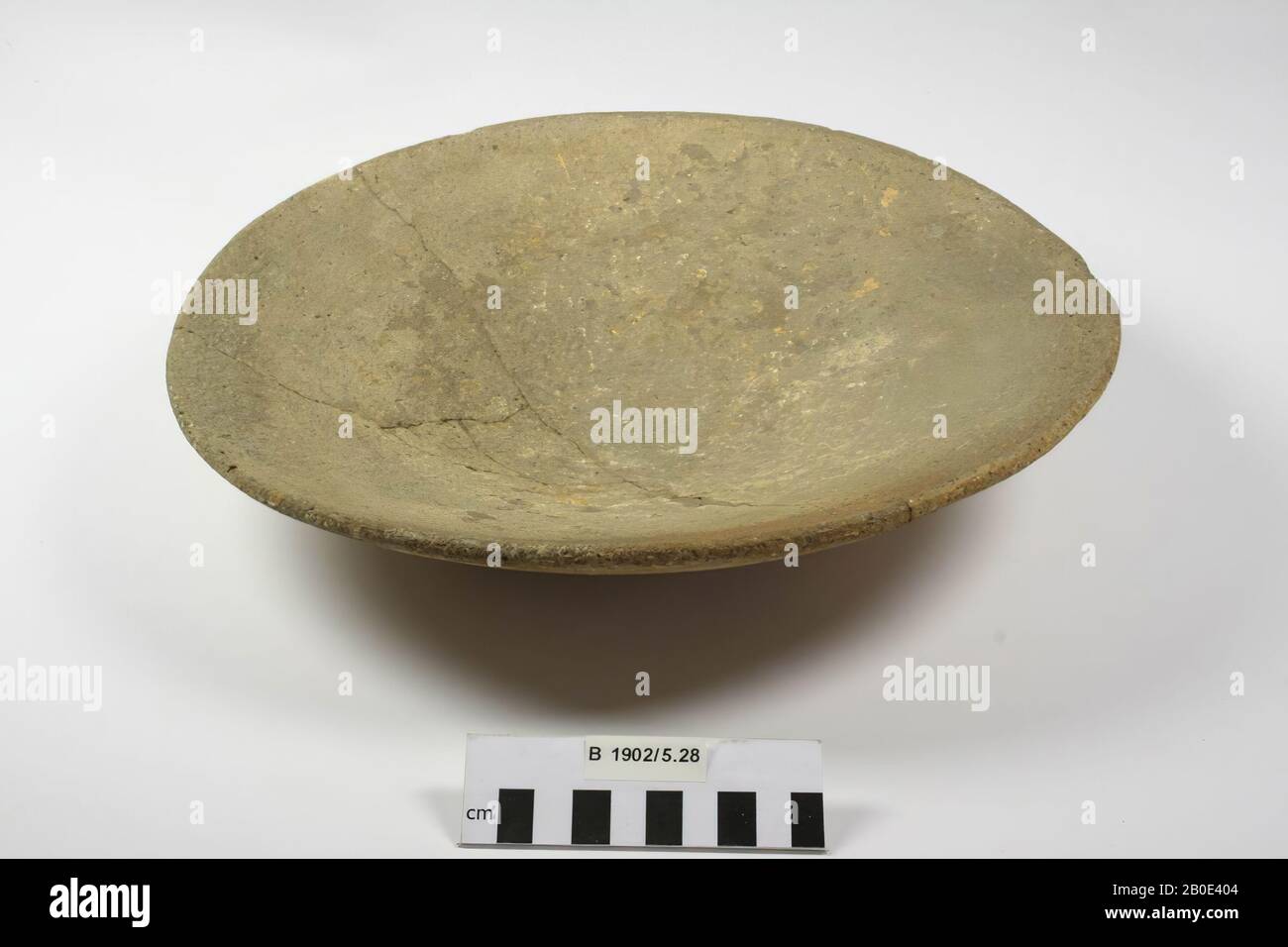 Eine Steingut-Schüssel mit flachem Boden und abgerundetem Rand, Geschirr, Steingut, H 7,5 cm, D 32,5 cm, Eisenzeit 1200-539 v. Chr., Israel, Palästina Stockfoto