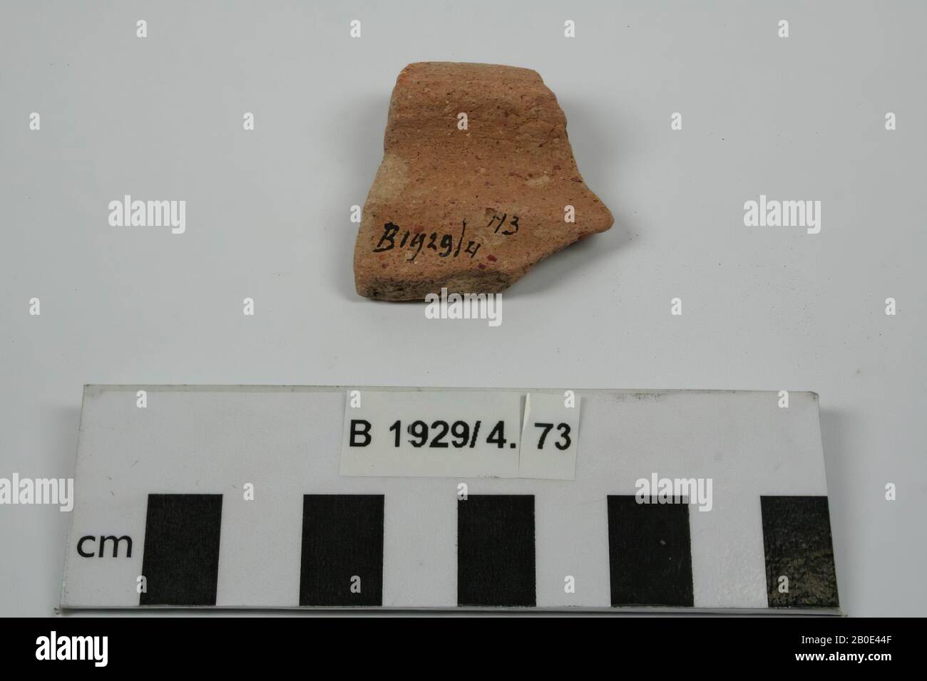 Ein Felgenfragment, Geschirr, Steingut, L3,8 cm, B 3,6 cm, Israel ?, Palästina Stockfoto