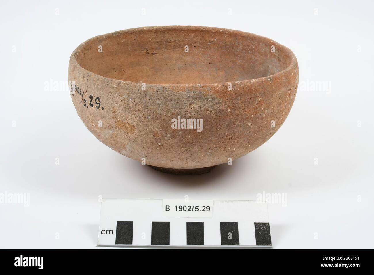 Eine halbkreisförmige, Steingut-Schüssel mit abgerundetem Rand und Standfuß., Geschirr, Steingut, H 8,4 cm, D 16 cm, Israel Stockfoto