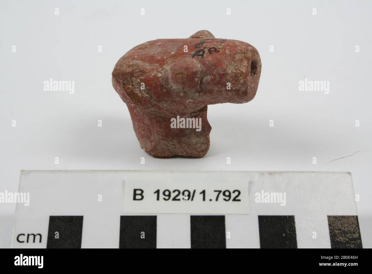 Der Kopf einer irdenen Tierfigine mit zwei klebrigen Tonkugeln als Augen, Figurin, Keramik, L 5,4 cm, H 4,4 cm, Israel Stockfoto