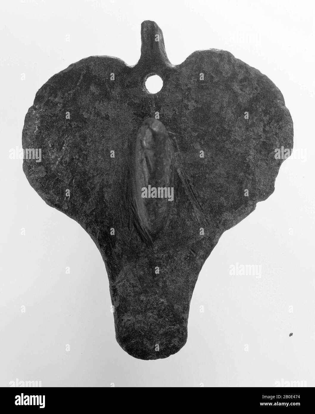 Deckel eines Weinkännchens mit kleeblattförmigem Ausguss. Oben auf einem Knopf in Form eines Vogels (?), Um den Deckel zu heben. In der Mitte oben für einen Befestigungsmechanismus durchbohrt. Über der Bohrung ein zum Teil zerbrochenes Scharnierauge, Geschirr, Deckel, Metall, Bronze, 5,5 x 4,6 cm, Roman 100-300, Niederlande, Utrechter, Bunnik, Vechten Stockfoto