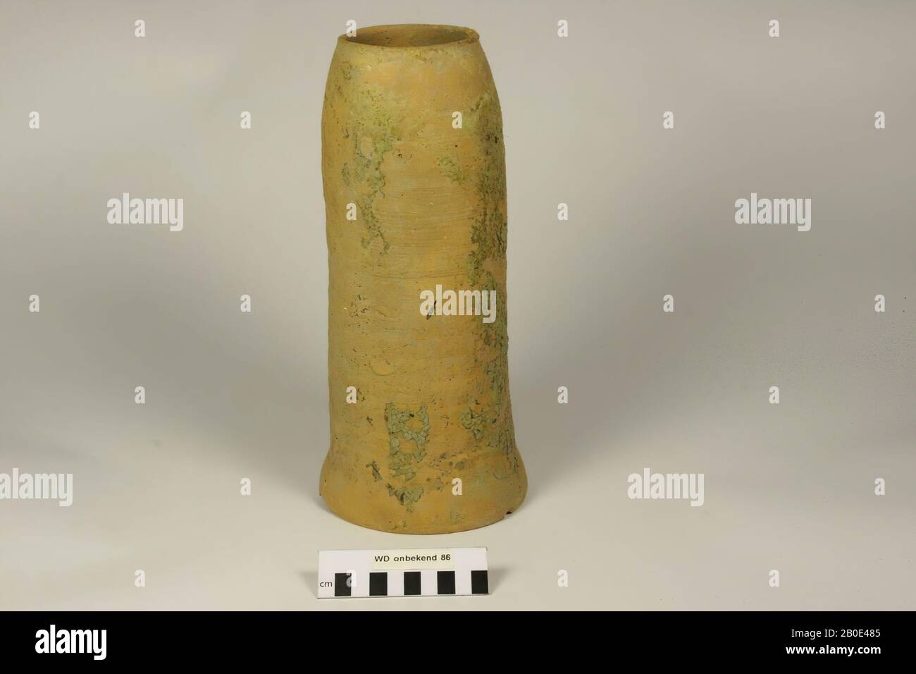 Eine Steingut Kasserolle Mit Einem Fast V Formigen Griff Mit Dickem Ende Die Wand Der Schussel