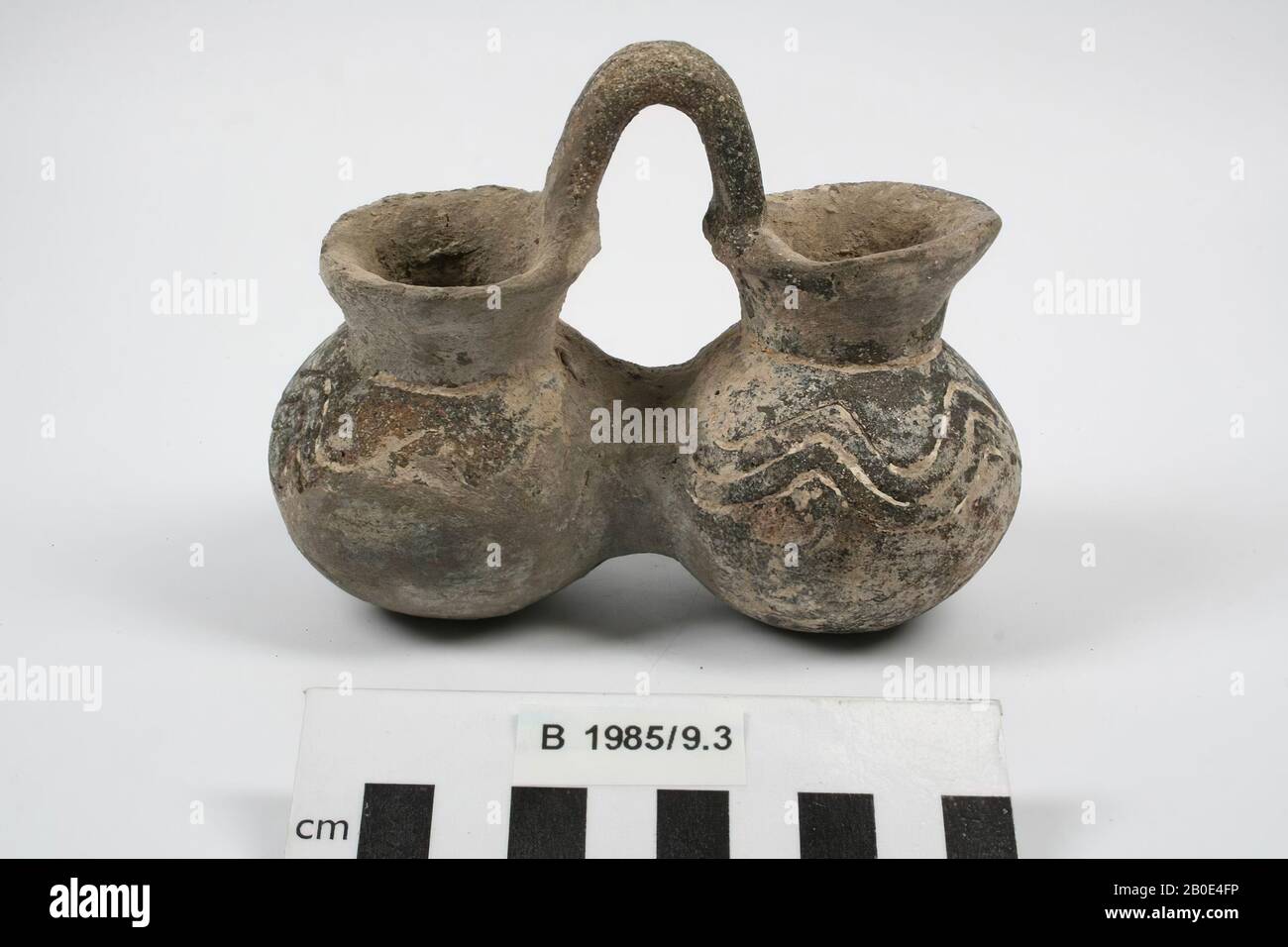 Eine schwarz-graue Steingut-Duvase mit weiß gestanzter, gewellter Dekoration, Geschirr, Steingut, L 13 cm, W 6,7 cm, H 10,3 cm, Frühbronzezeit 2800-2500 v. Chr., Türkei Stockfoto