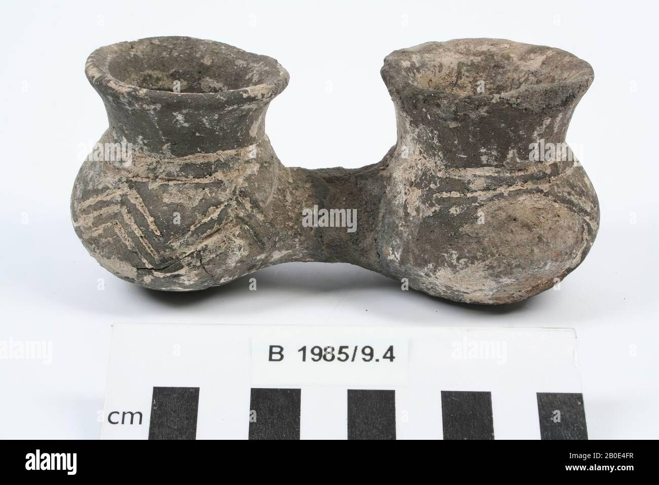 Eine schwarz-graue Steingut-Duvase mit verzierter weißer Linie, Geschirr, Steingut, L 14 cm, W 6 cm, H 6,2 cm, Frühbronzezeit 2800-2500 v. Chr., Türkei Stockfoto