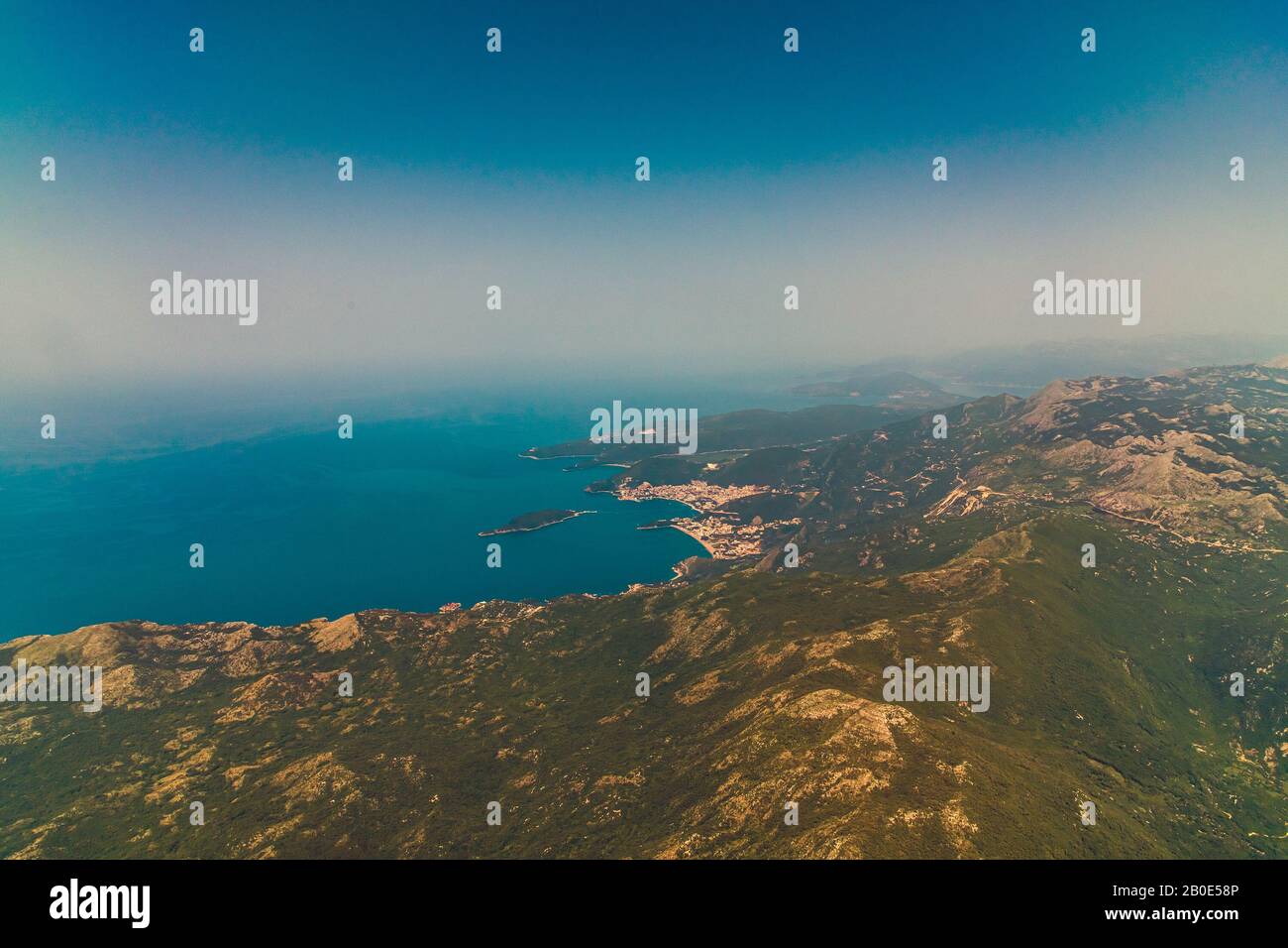 Blick auf die Bucht von Budva aus großer Höhe, Montenegro Stockfoto