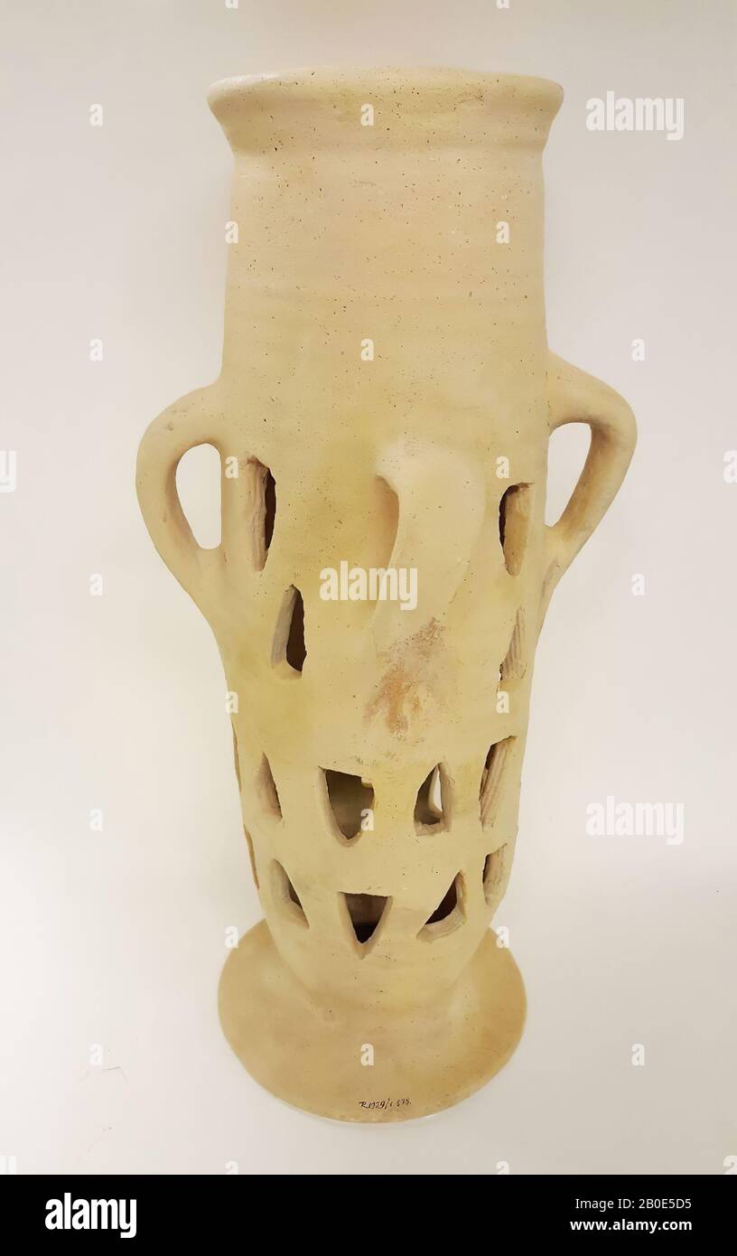 Ein großes Fragment eines Räucherbrenner. Dreiecke wurden aus der Wand geschnitten, wodurch ein geometrisches Muster entstand. Spuren des Messers sind noch sichtbar. Das Objekt war wahrscheinlich beidseitig offen, mit Außenkanten. Es hatte vier senkrecht angeordnete Griffe, Geschirr, Steingut, H 59 cm, Späte Bronze, Eisenzeit I 1550-1000 v. Chr., Palästina Stockfoto