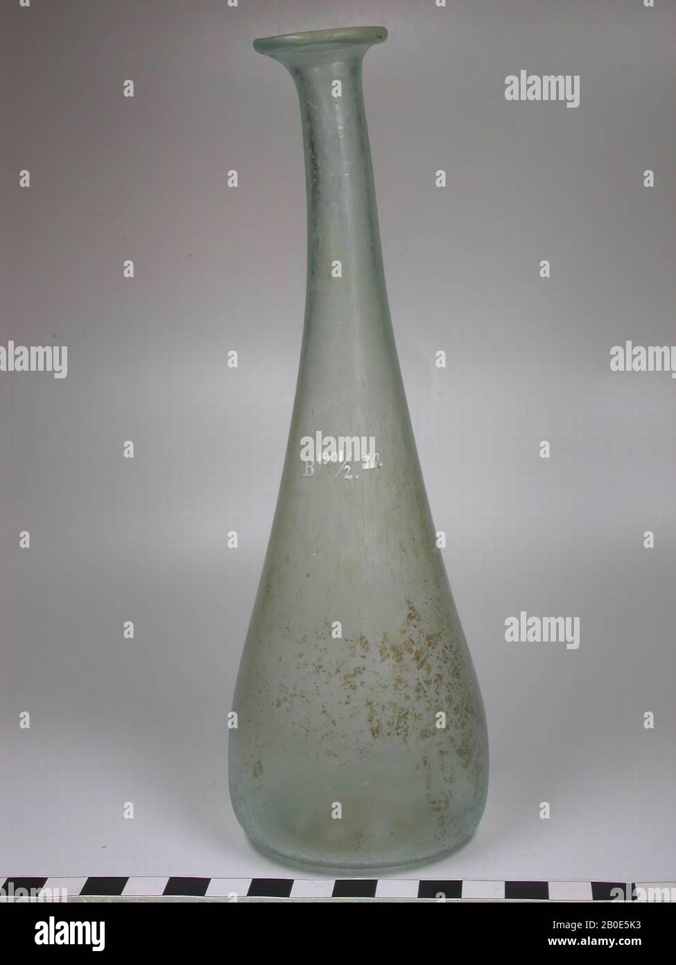 Hellgrüne konische Flasche mit langem Hals, Geschirr, Glas, H 20 cm, Libanon Stockfoto