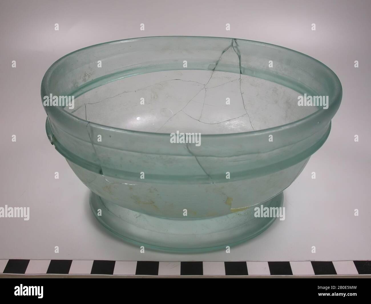 Glasschüssel mit nach außen verlängertem Fuß und nach außen gebogenem Kragen-förmigem Rand. Wahrscheinlich aus Syrien., Geschirr, Glas, H 7 cm, D 15 cm, Syrien Stockfoto