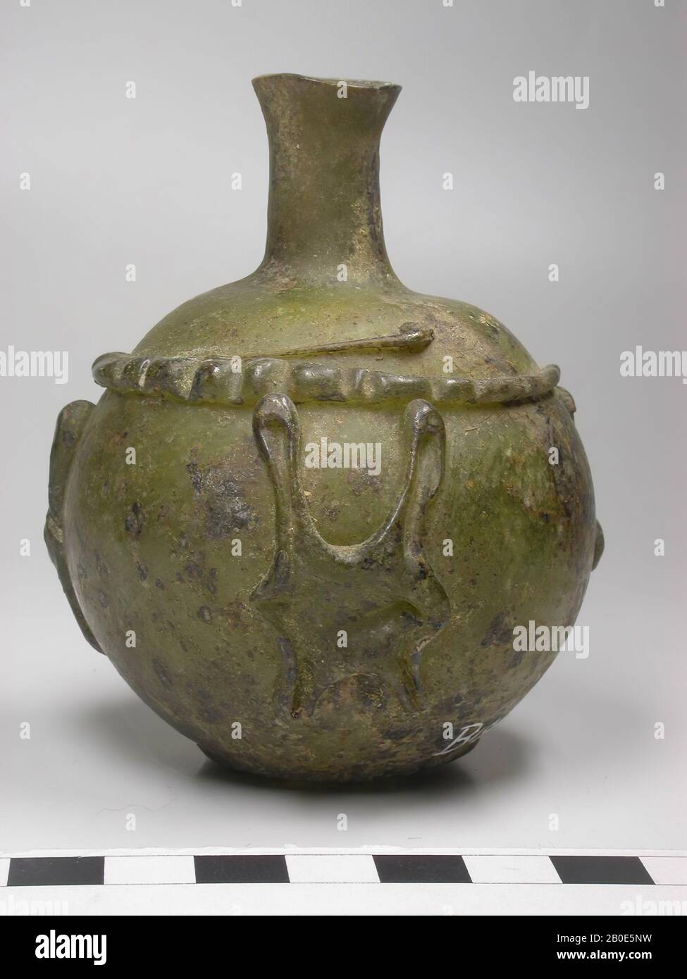 Tubby Flasche olivgrünes Glas, mit geschmolzenen Glasdrähten nach dem Vorbild der Zange verziert, aus denen sich am Bauch drei Figurinen gebildet haben, die Tierfelle darstellen., Geschirr, Glas, H 8 cm, D 6,5 cm, Sasanidische Periode 224-651 AD, Syrien Stockfoto
