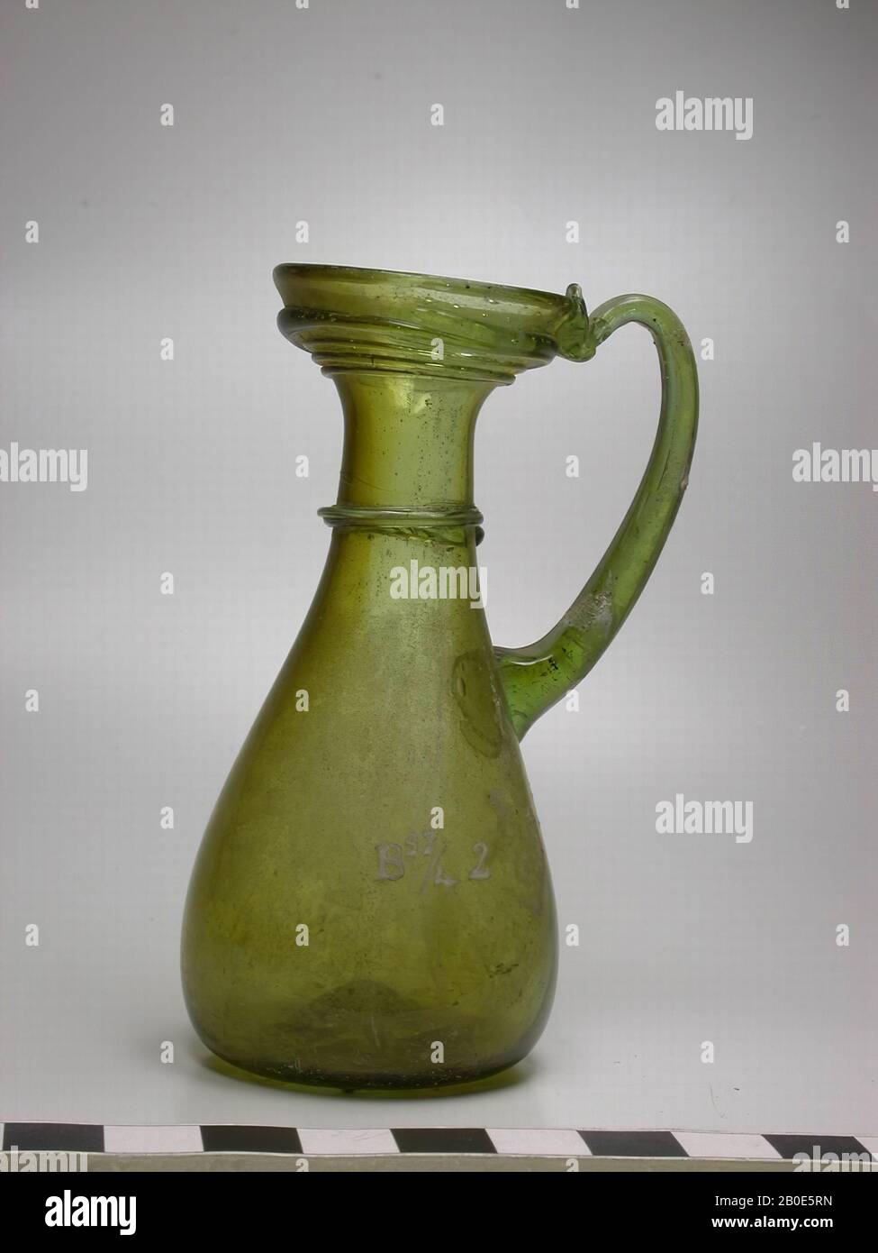 Braune grüne Glasflasche. Birne mit breitem Mund und grünem Ohr, Geschirr, Glas, H 9,5 cm, Syrien Stockfoto Braune grüne Glasflasche. Birne mit breitem Mund und grünem Ohr, Geschirr, Glas, H 9,5 cm, Syrien Stockfoto