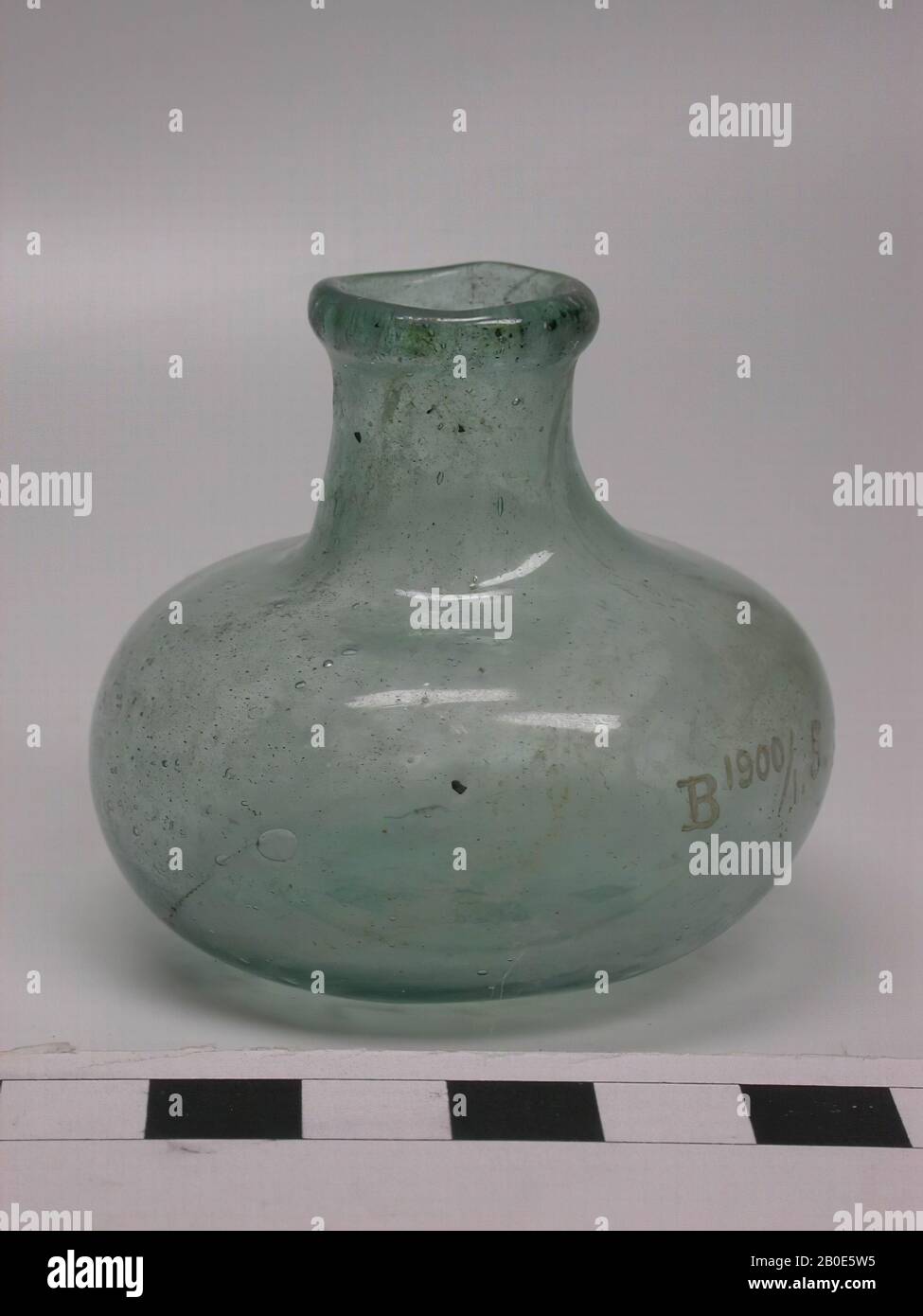 Sphärische Flasche hellgrünem Glas mit schmalem Hals und Öffnung, Geschirr, Glas, H 5 cm, Libanon Stockfoto