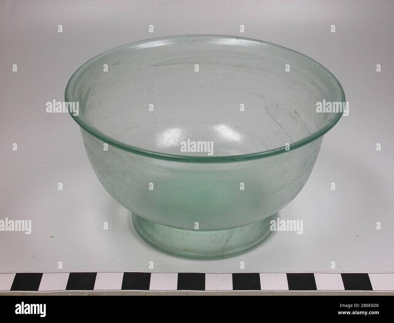 Kommen Sie zu Fuß aus Teeglas mit einem nach außen gebogenen, abgerundeten Rand und einem röhrenförmigen Standring, einer Schüssel, einem Glas, einem h. 5,9 cm, Durchm. 9,5 cm, Israel, Palästina Stockfoto