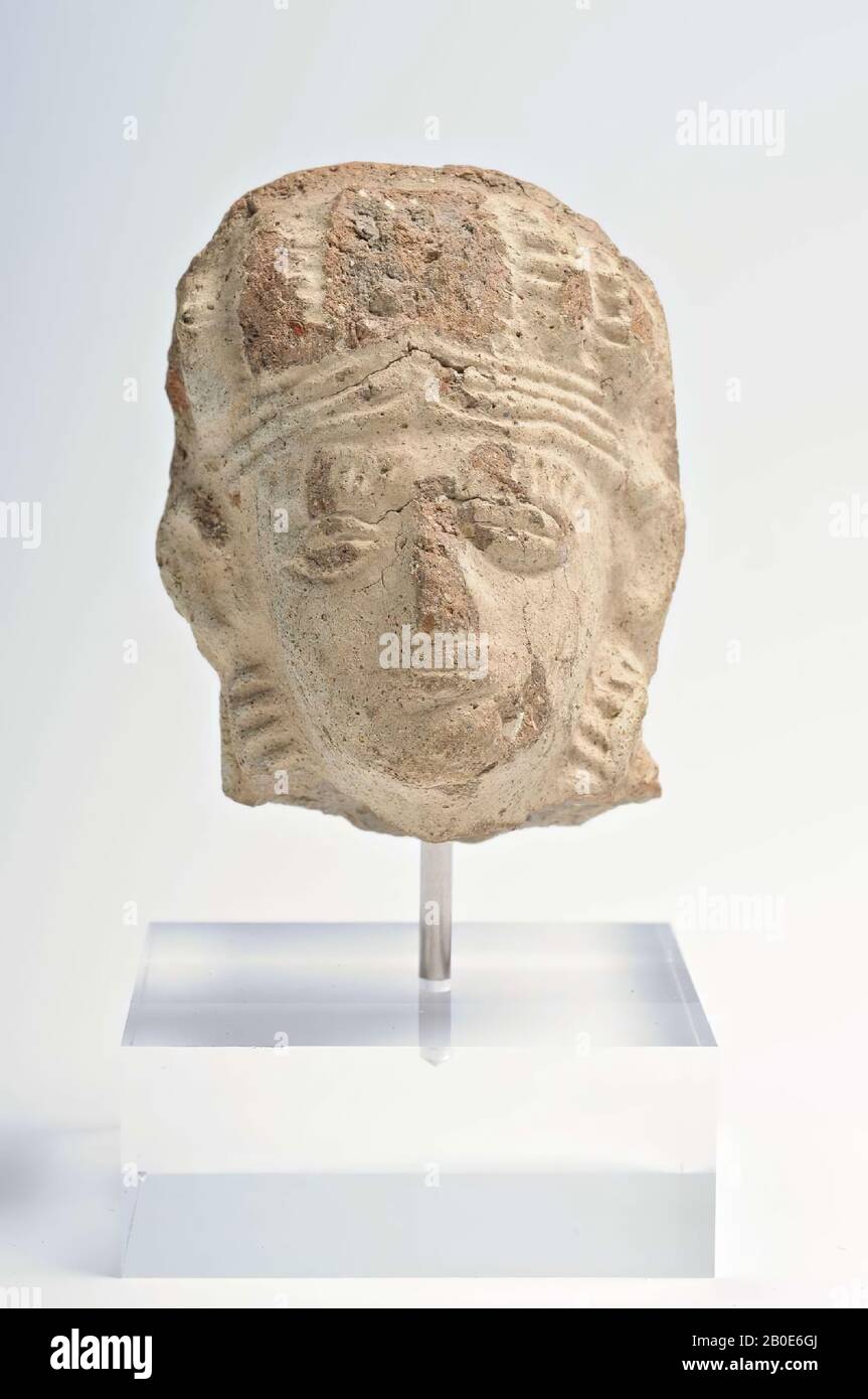 Ein Fragment einer Steingutstatue einer weiblichen Person., Figurin, Keramik, L 6 cm, W 4,5 cm, H 3,5 cm (2 3 Stockfoto