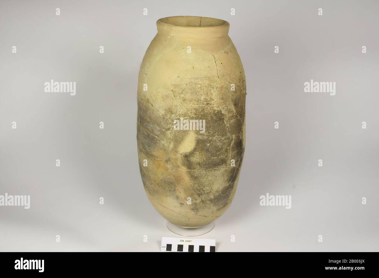 Eine Steingut Vase oder Kanne, länglicher Körper., Geschirr, Steingut, H 41 cm, D 20 cm, D Rand 13 cm, Jordanien Stockfoto