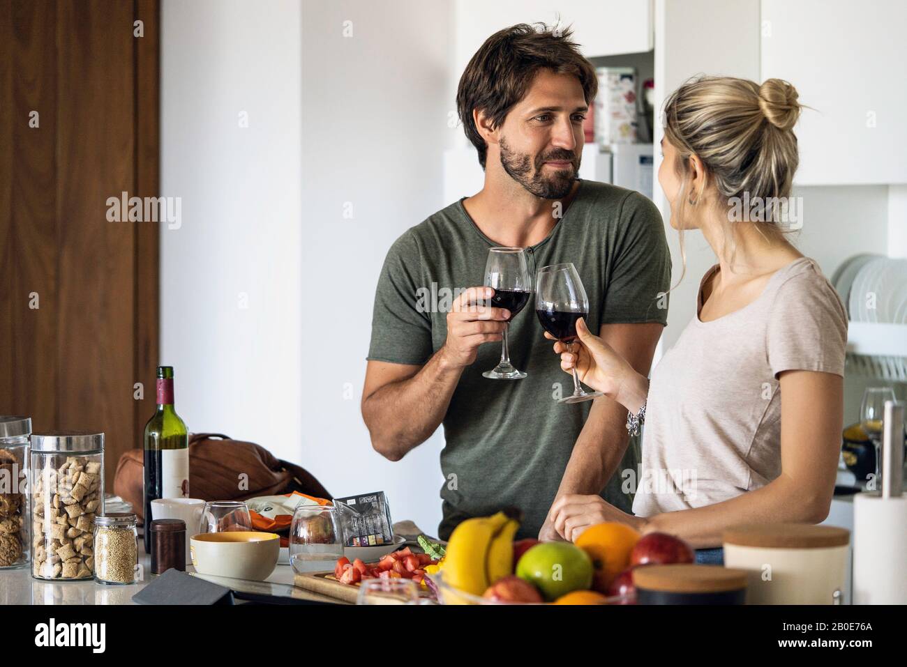 Paar, toasten Wein Gläser in Küche Stockfoto