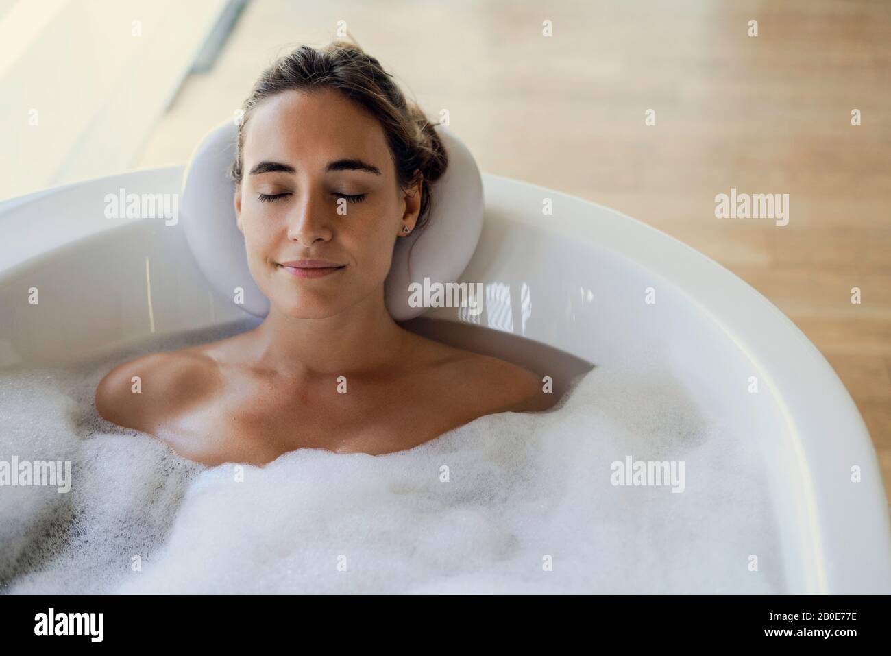 Junge Frau in der Badewanne entspannen Stockfoto