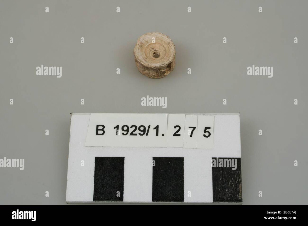 Eine verzierte Perle aus Knochen, Schmuck, Utensil, Bio, Knochen, D 1,6 cm, Palästina Stockfoto