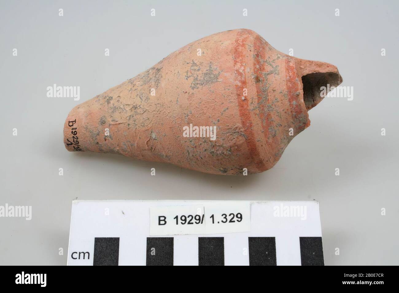 Ein großes Fragment eines Unguentariums, das mit roter Farbe verziert ist. Felge, Hals und Boden fehlen, Geschirr, Steingut, Mast gedreht, H 13,5 cm, D 6,5 cm, hellenistische Zeit 332-63 v. Chr., Palästina Stockfoto