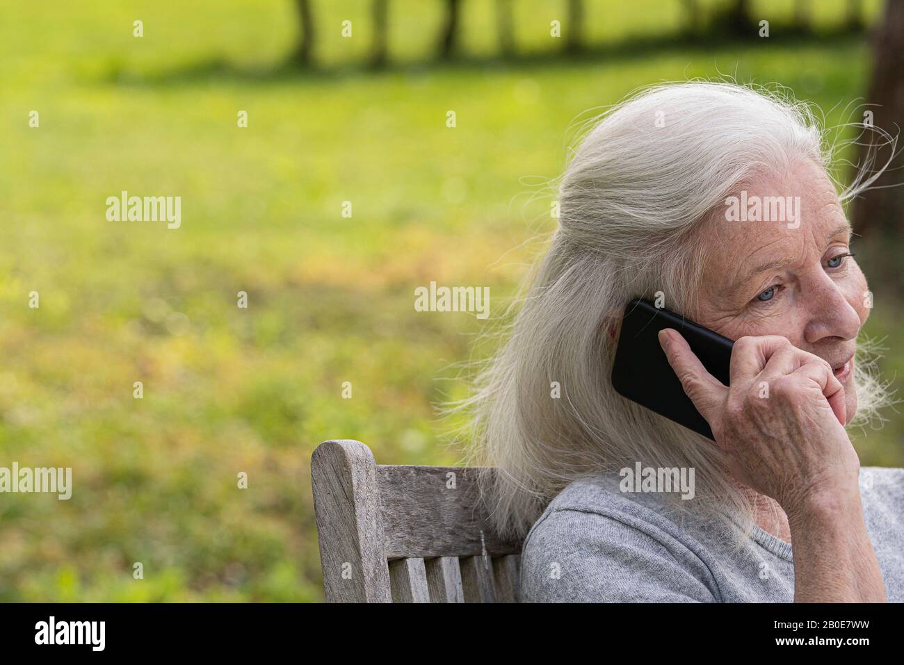 Ältere Frau am Smartphone Stockfoto