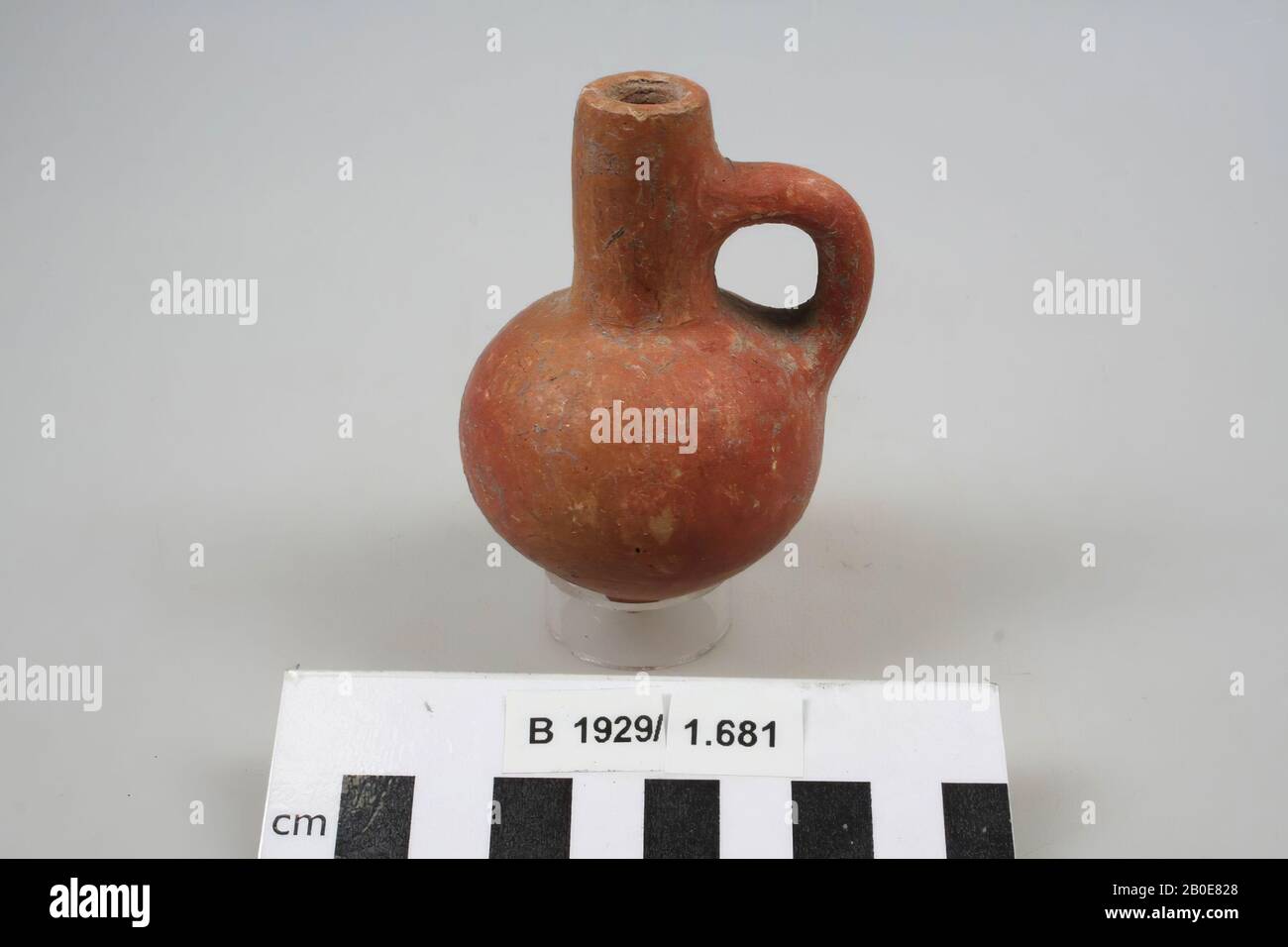 Eine kleine Steingutflasche mit einem geraden schmalen Hals, einem Ohr und einem Kugelkörper. Das Objekt ist rot geschliffen und poliert., Geschirr, Keramik, H 8,5 cm, D Bauch 5,5 cm, W 6,1 cm, Eisenzeit II 925-539 v. Chr., Palästina Stockfoto