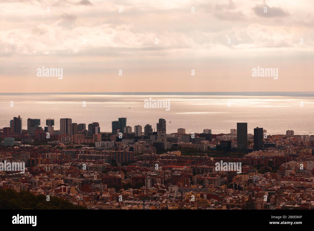 Überfüllte Stadtlandschaft mit Meer Stockfoto