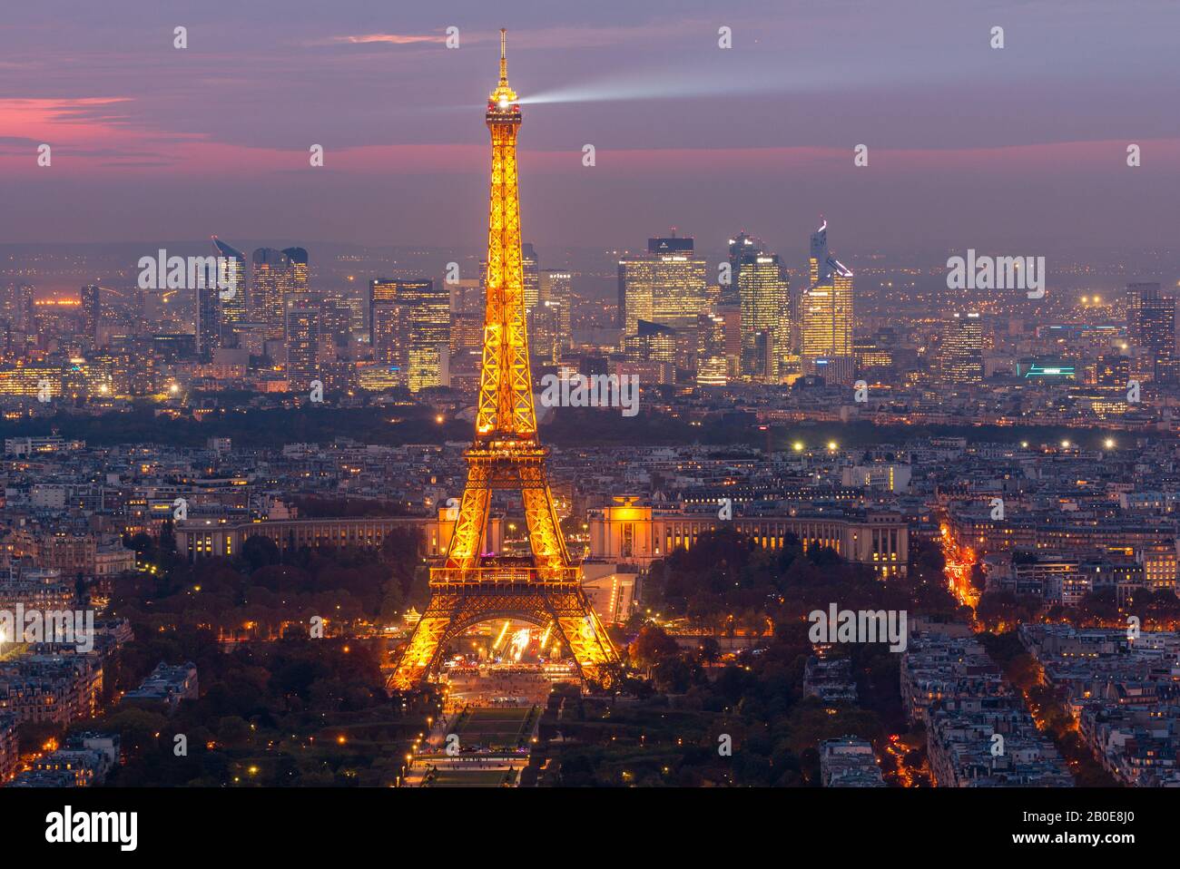 Eiffelturm mit modernen Wolkenkratzern Stockfoto