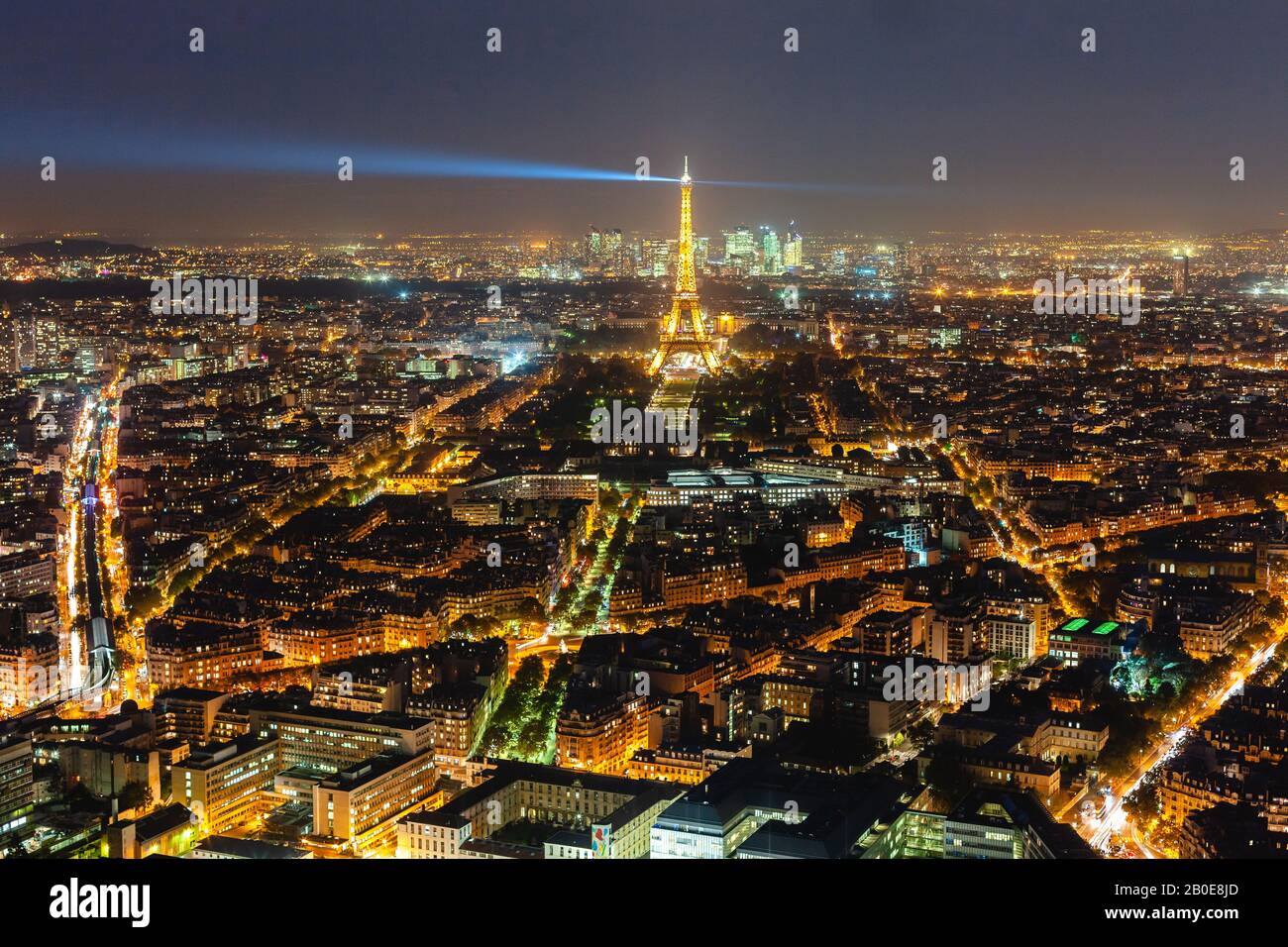 Überfülltes Stadtbild mit Eiffelturm Stockfoto