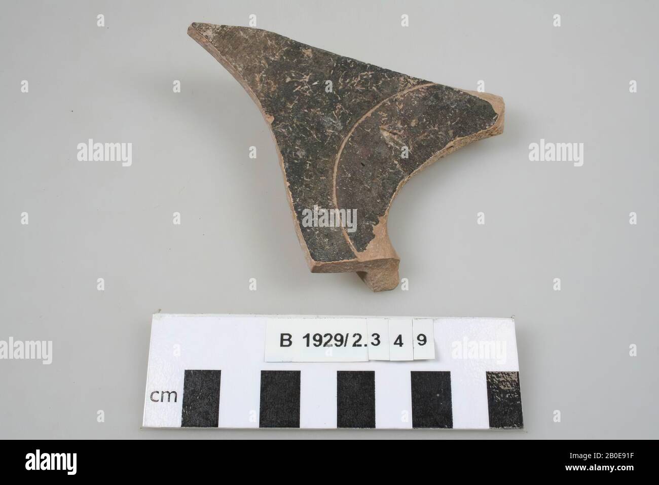 Ein Fragment eines Ringbodens einer Schüssel. Die Schale ist innen schwarz geschlitzt und außen braun-schwarz lackiert. Die Innenseite zeigt eine gestempelte Dekoration, Geschirr, Steingut, L 7,7 cm, hellenistische Zeit 332-63 v. Chr., Palästina Stockfoto