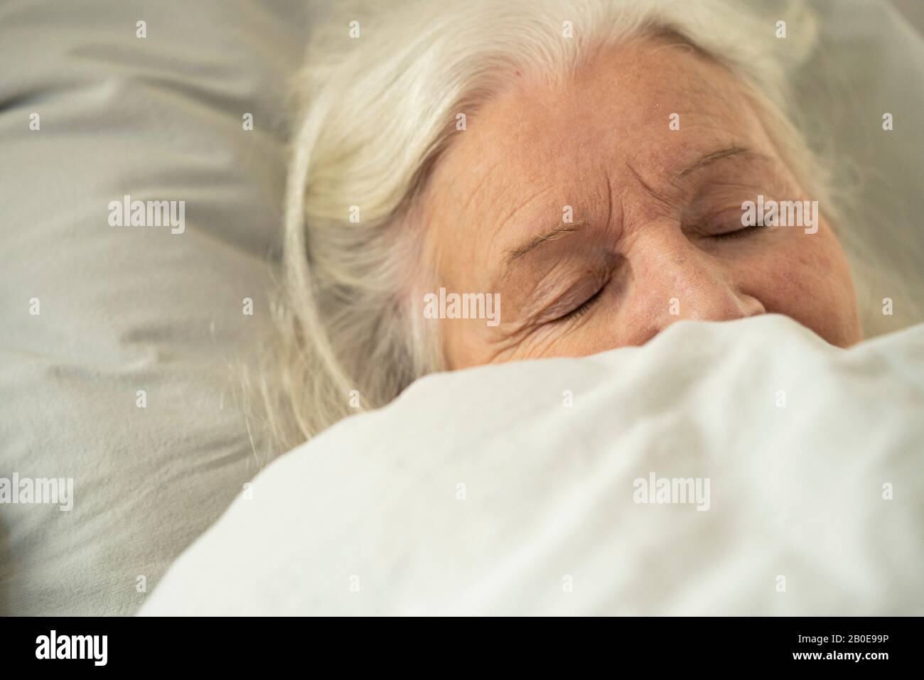 Frau schläft auf Bett Stockfoto