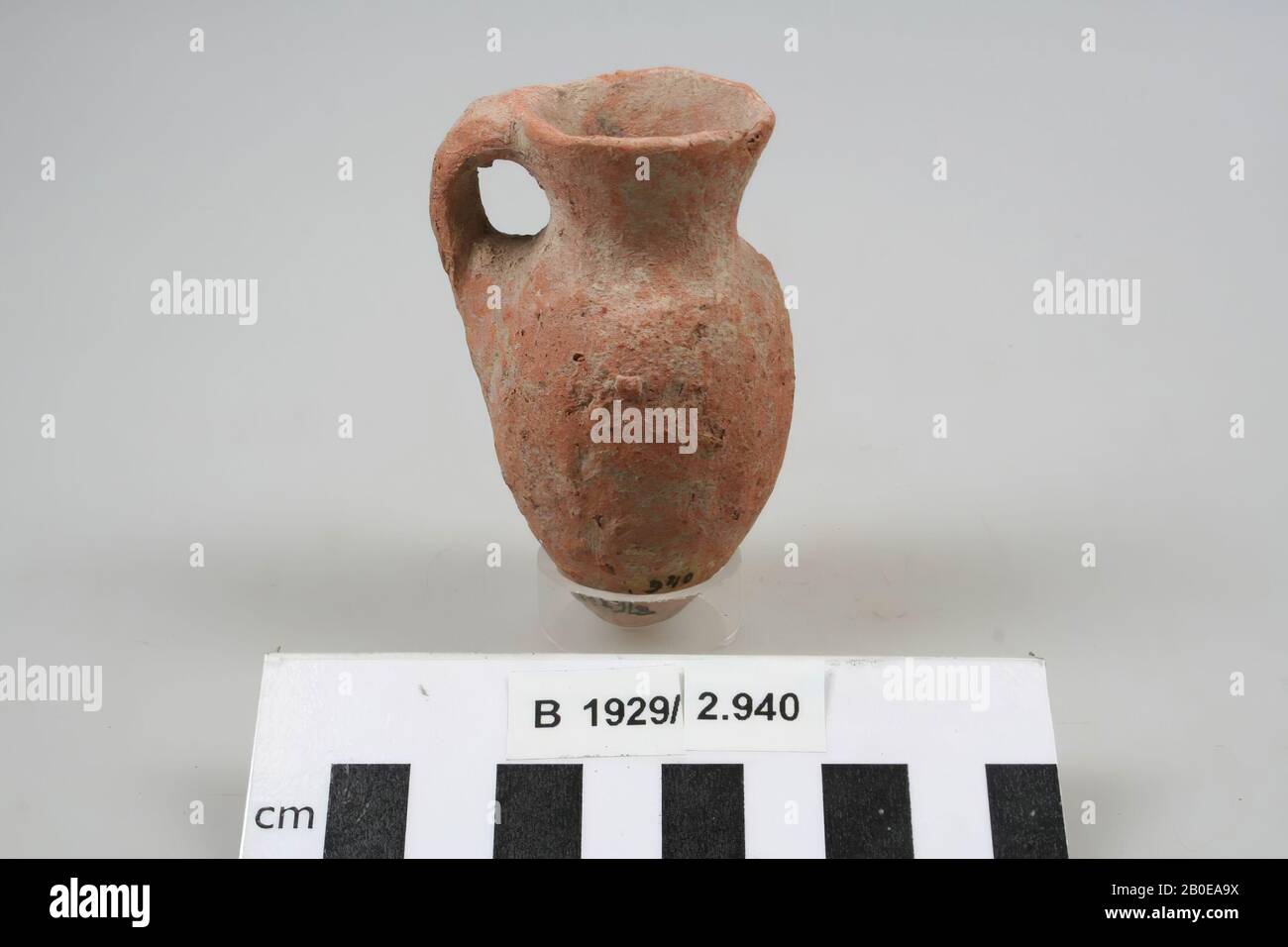 Kanne, Steingut, h: 8 cm, Durchmesser: 4,3 cm, br: 5,2 cm, Israel Stockfoto