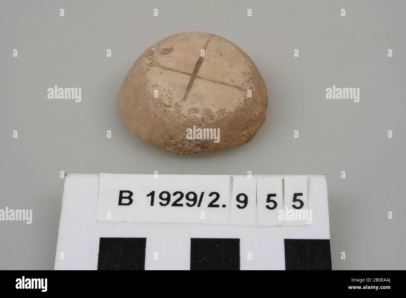 Ein abgeflachter konischer Stein, in dem zwei Linien auf einer Seite verkratzt sind, Spielzeug, Stein, Kalkstein, D 4 cm, Palästina Stockfoto