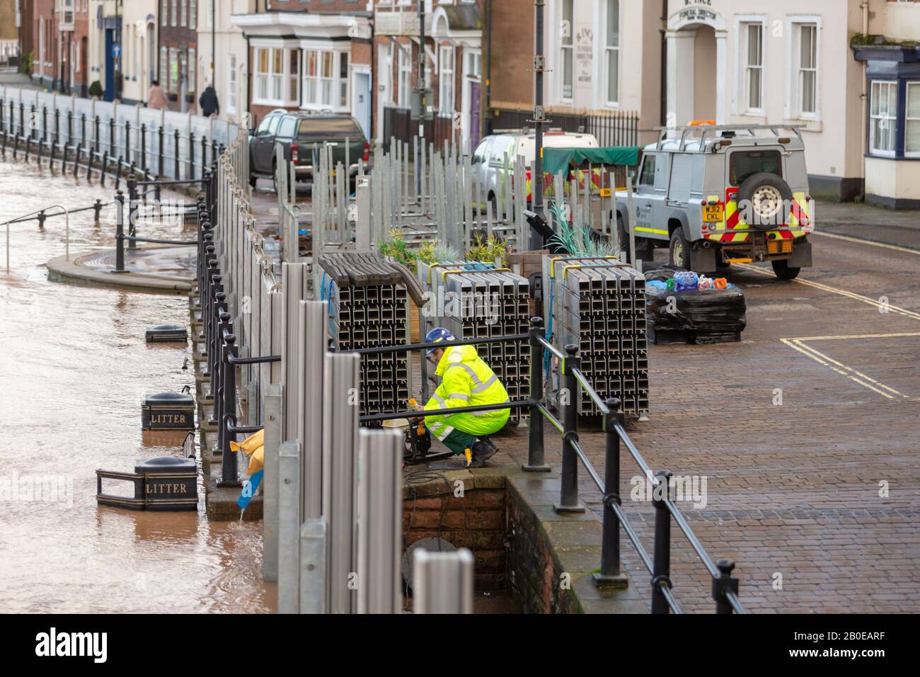 Environment Agency UK errichtet oder errichtet Hochwasserschutzanlagen auf dem River Severn in Bewdley, Großbritannien Stockfoto