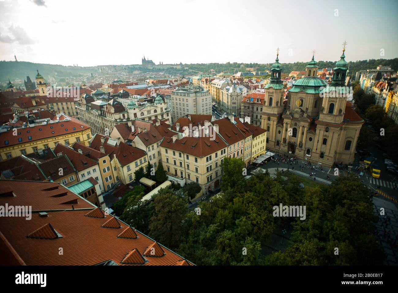 St. Nikolaus Kirche mit Stadt Stockfoto