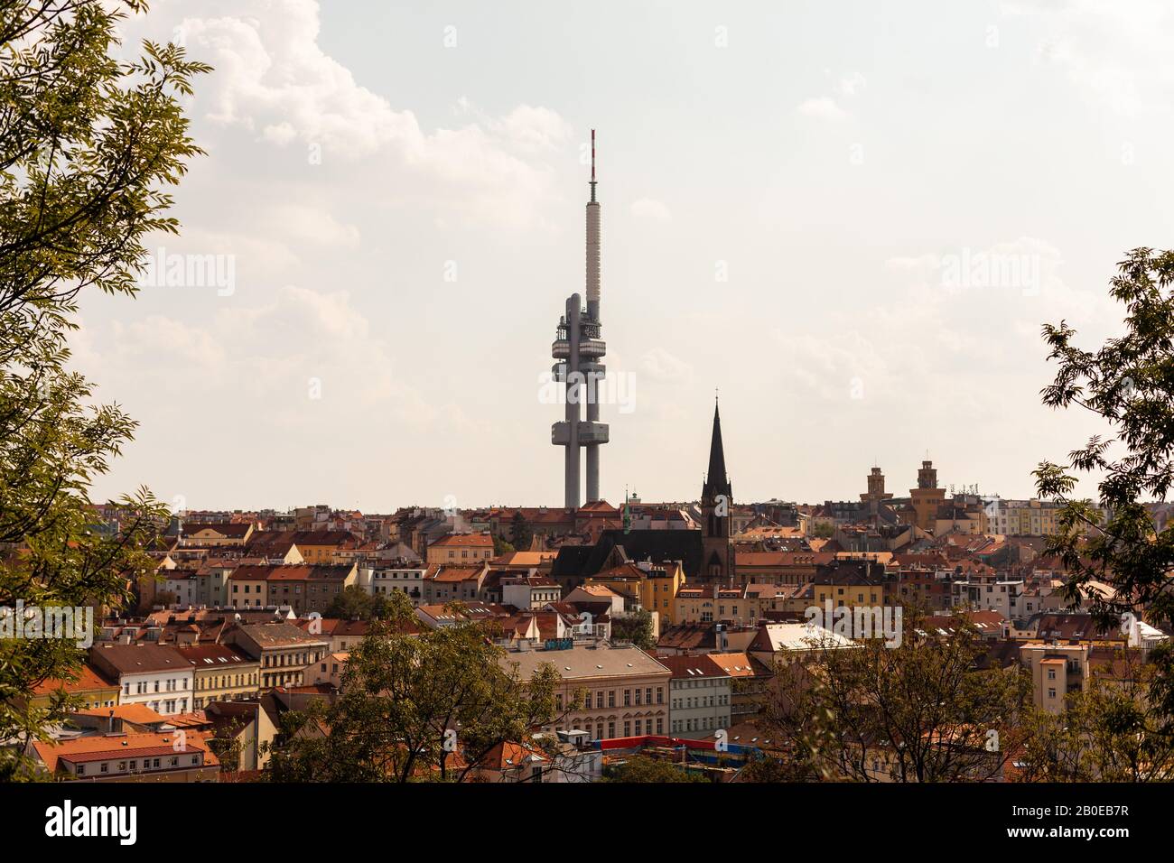 Stadtbild mit Zizkov Fernsehturm Stockfoto