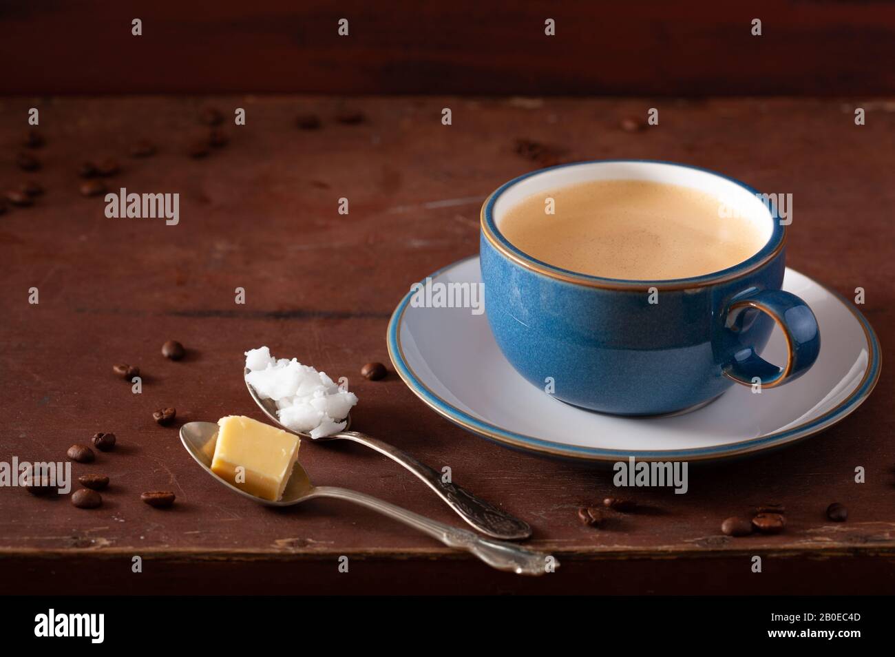 Bulletproof Kaffee, Keto paleo Getränk vermischt mit Butter und Kokosöl  Stockfotografie - Alamy