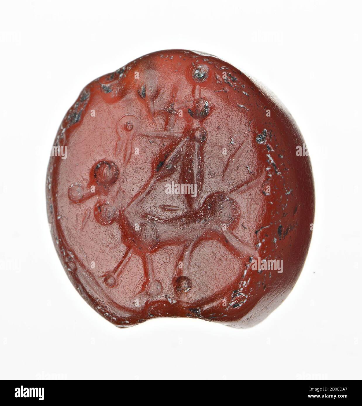 Ein unregelmäßig geformter Stempel mit einem Bild eines viereckigen oder sagenumwobenen Tieres mit einer männlichen Figur, die nach links blickt., Siegel, Stein, karnelisch, L 1,2 cm, D 1,3 cm, Iran Stockfoto