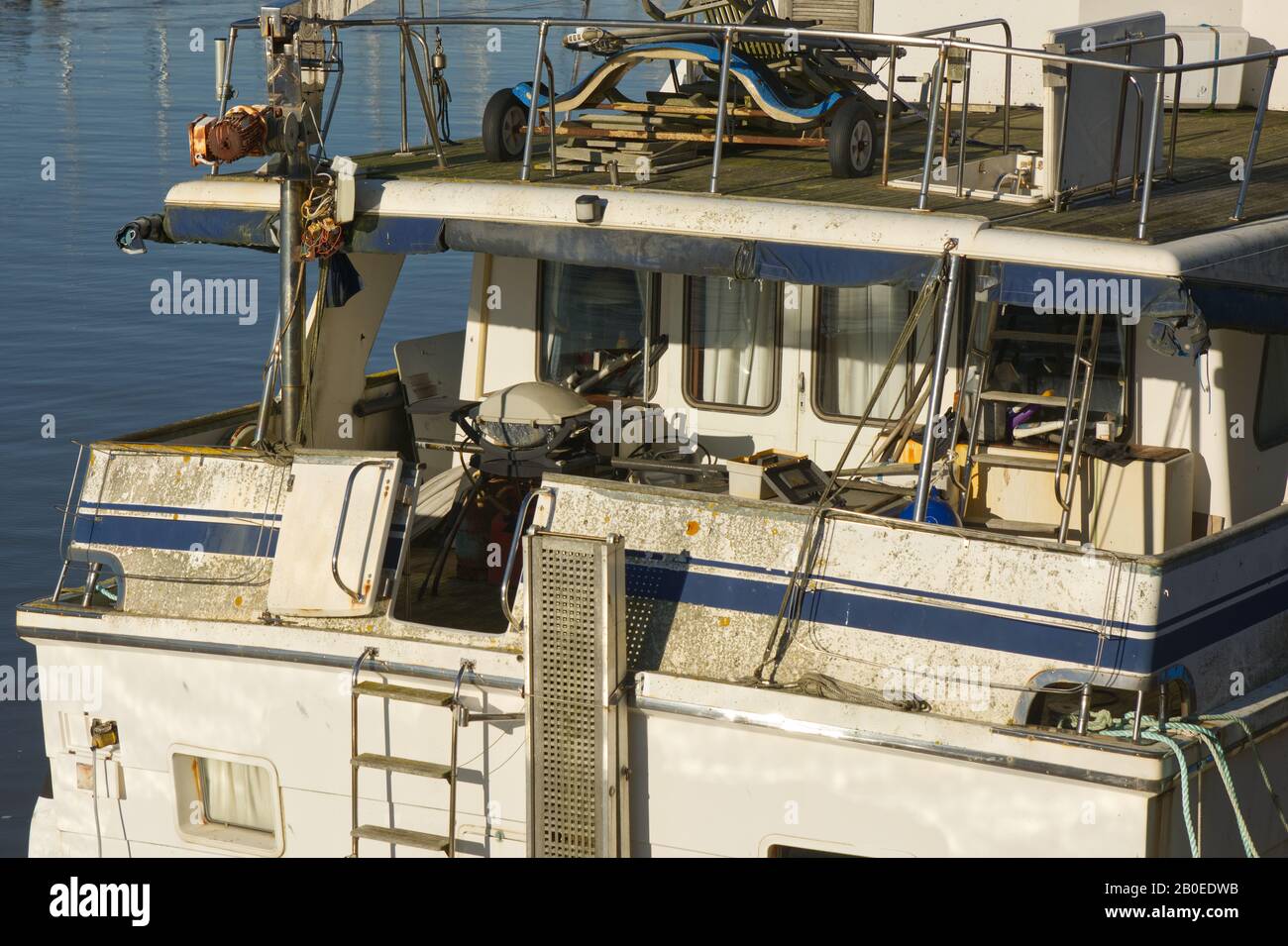 Littlehampton, England - 28. November 2019: Altes schlecht gehaltener Motorboot in Littlehampton in West Sussex, England Stockfoto