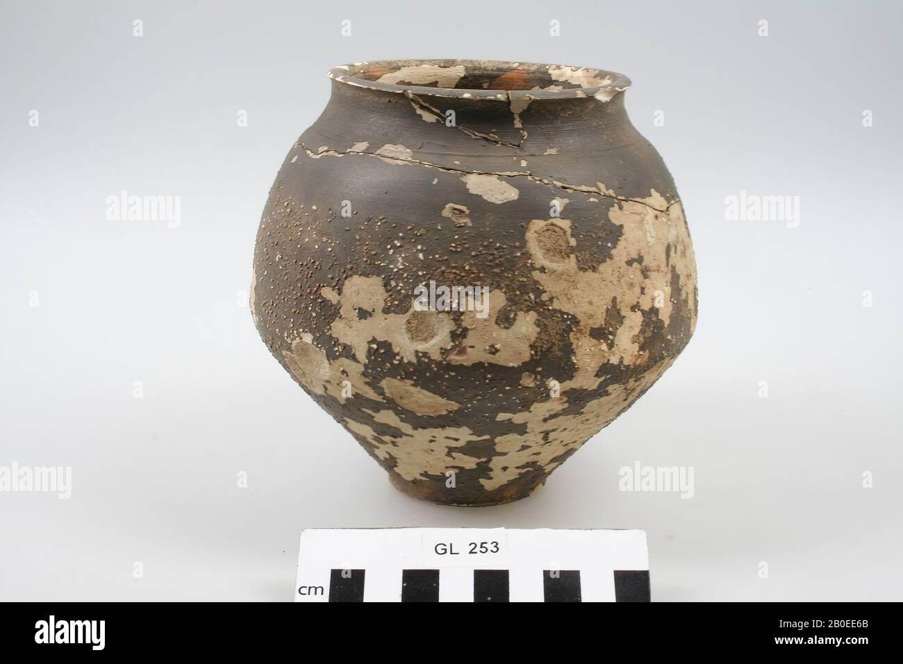 Glas Keramik. Alte Kleben, die oberste Schicht ist beschädigt, Oberflächenschäden, Keramik, Keramik, h: 14 cm, Diam: 14,5 cm, roman, Niederlande, Limburger, Roerdalen, St. Odiliënberg Stockfoto