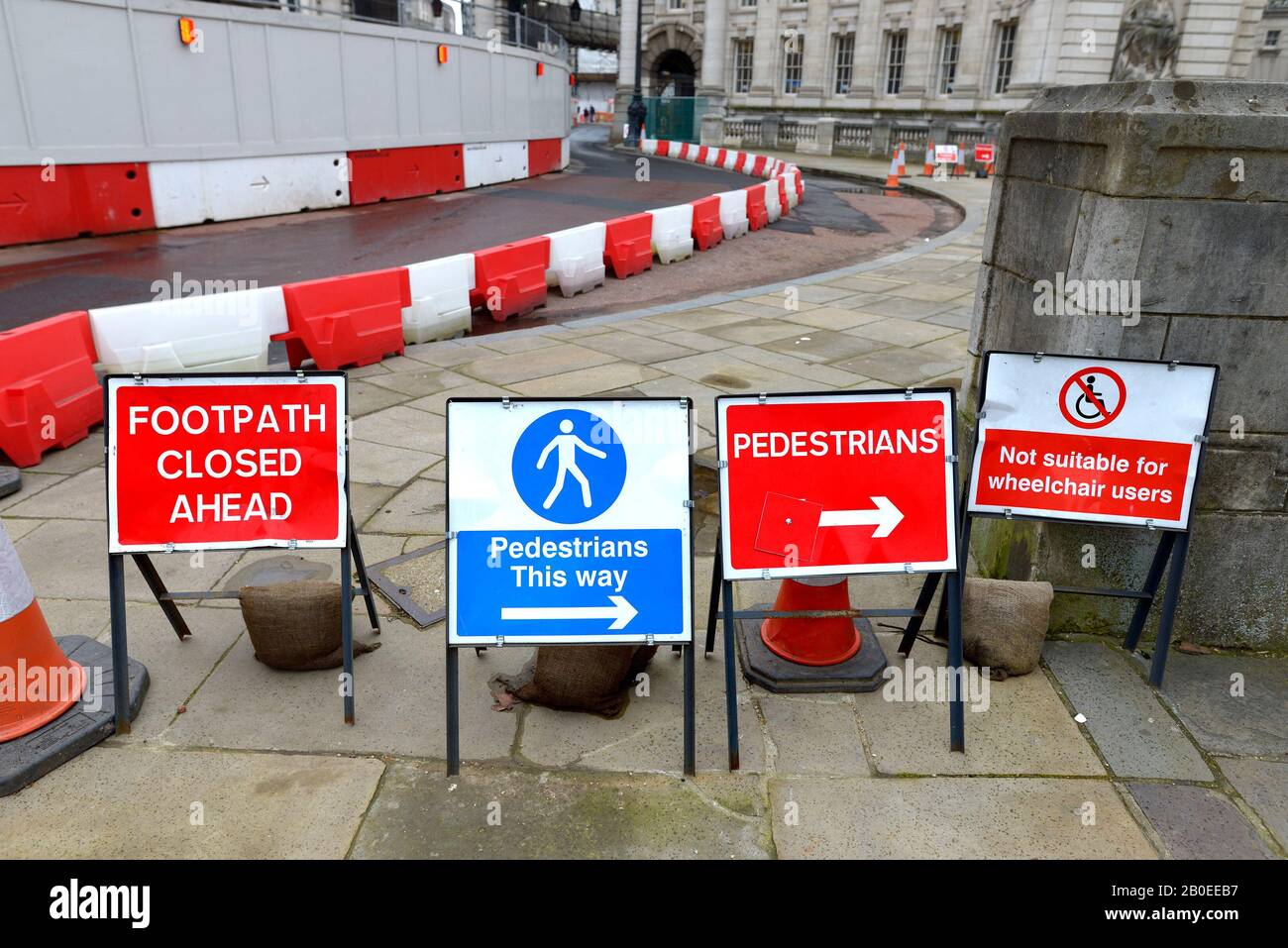 London, England, Großbritannien. Fußweg zwischen Mall und Trafalgar Square gesperrt Stockfoto