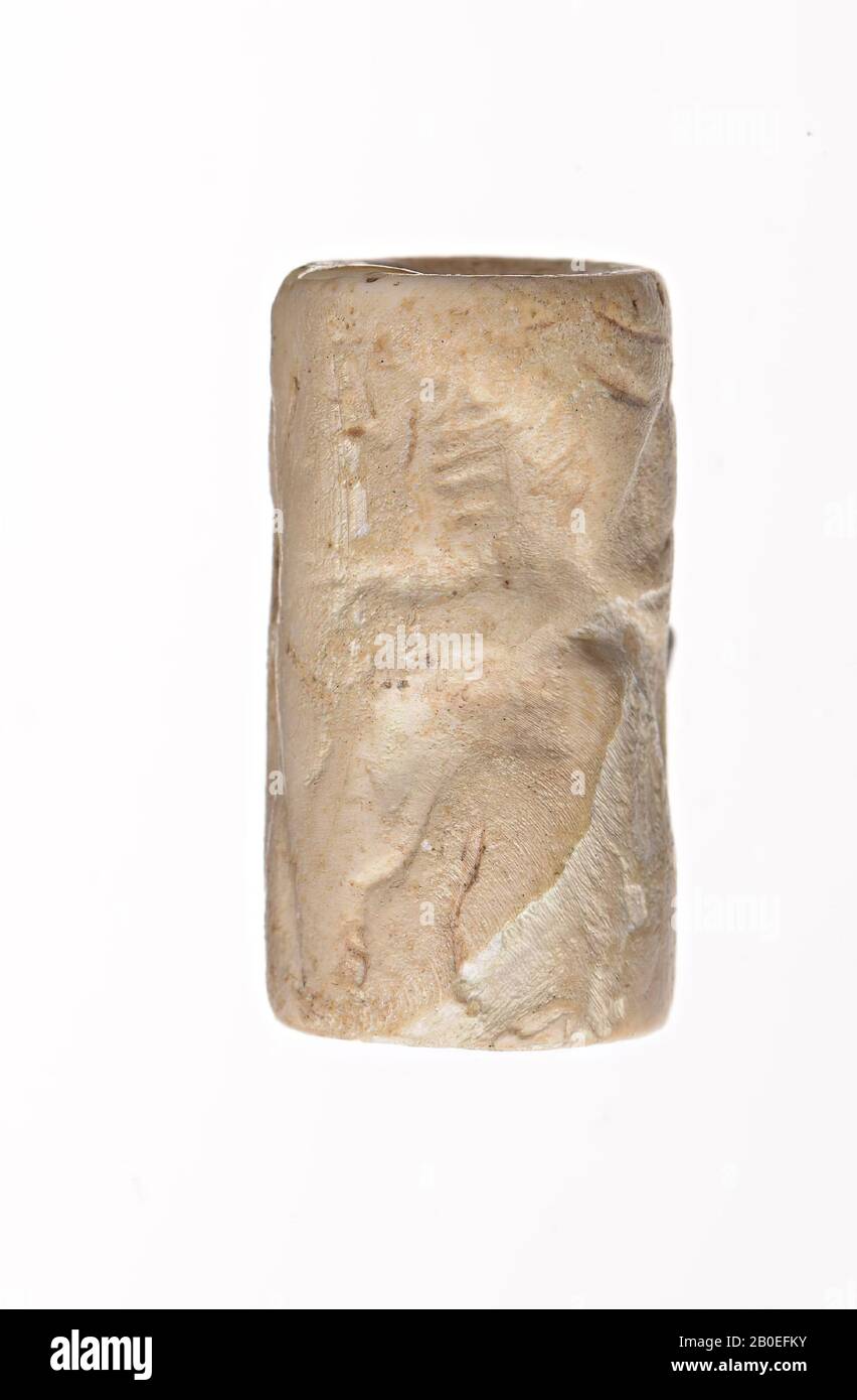 Ein Zylinderstempel, der einen gekreuzten Löwen und eine Ziege sowie zwei Personen zeigt., Siegel, Schale, Stein (?), H 2,5 cm, D 1,3 cm, Frühe Dynastikzeit 3200-2900 v. Chr., Iran Stockfoto
