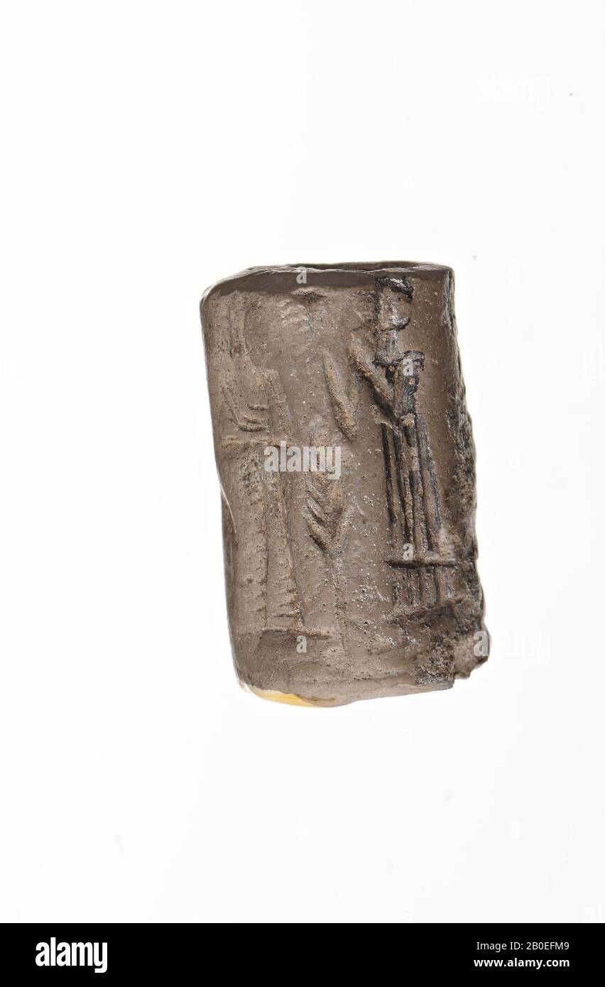 Ein Steinzylinderstempel mit sitzender Figur gegenüber einer Figur mit langem Rock und einer zweiten Person mit erhobenen Händen. Zwischen dieser Einführungsszene sieht man einen Vogel, eine Art Pflanze, einen Stern und eine Art Tisch., Siegel, Stein, Grau, H 1,9 cm, D 1,2 cm, Altbabylonische Zeit 1900-1600 v. Chr., Iran Stockfoto