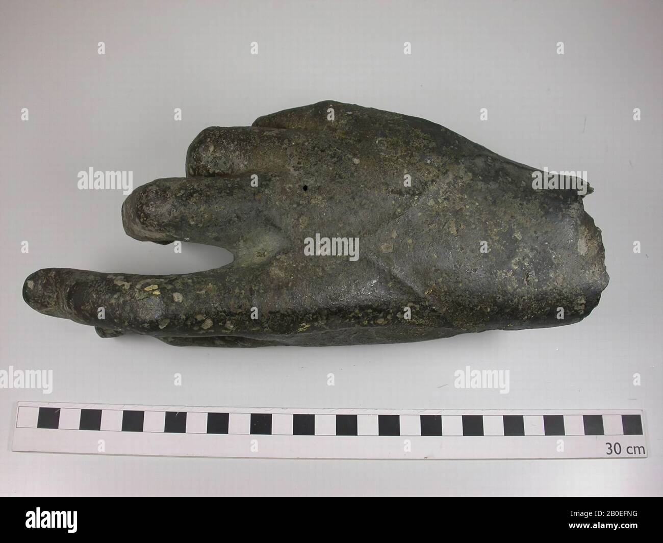 Mehr als lebensgroße rechte Hand aus Bronze mit gebogenen Fingern in der Adlocutio-Pose. Vgl. Die Statue "Prima Porta" des Augustus., Figur, Hand, Metall, Bronze, 26 x 10 cm, roman 50-250 AD, Niederlande, Südholland, Westland, Naaldwijk, Hooge Werf Stockfoto