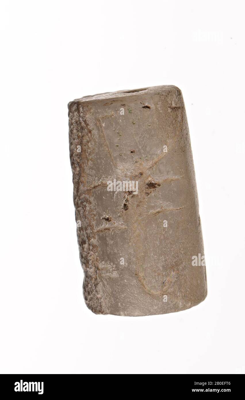 Ein Zylinderstempel aus Stein mit einem vagen Bild, möglicherweise ein "gescheiterter" Skorpion und eine Echse. Möglicherweise falsch., Siegel, Stein, geschichtet, H 2,5 cm, D 1,4 cm, Iran Stockfoto