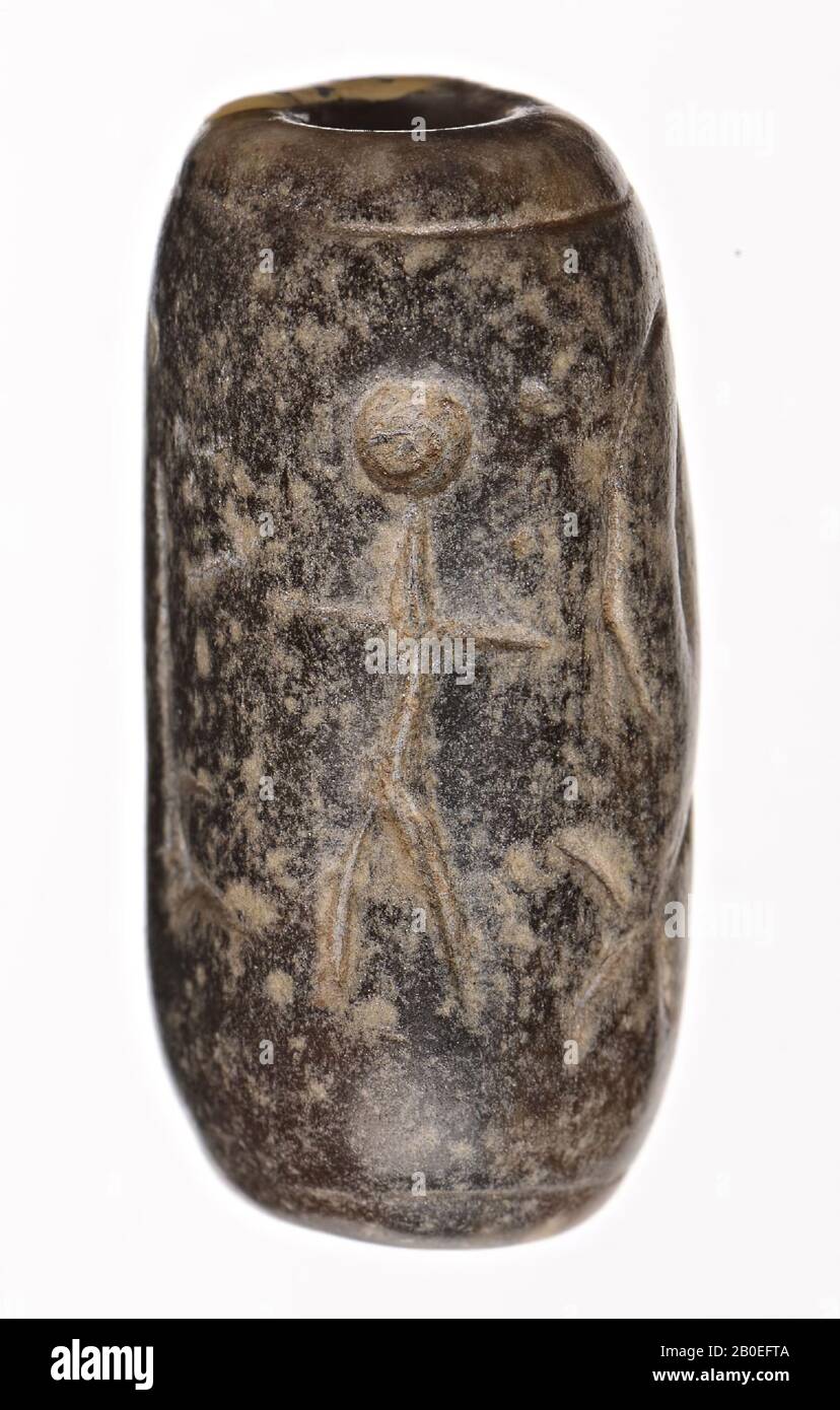 Eine steinerne Zylinderdichtung mit undeutlichen Streifen, möglicherweise zwei stehenden Figuren, von denen eine auf dem Kopf steht. Falsch., Siegel, Stein, grau, H 2,4 cm, D 1,2 cm, Iran Stockfoto