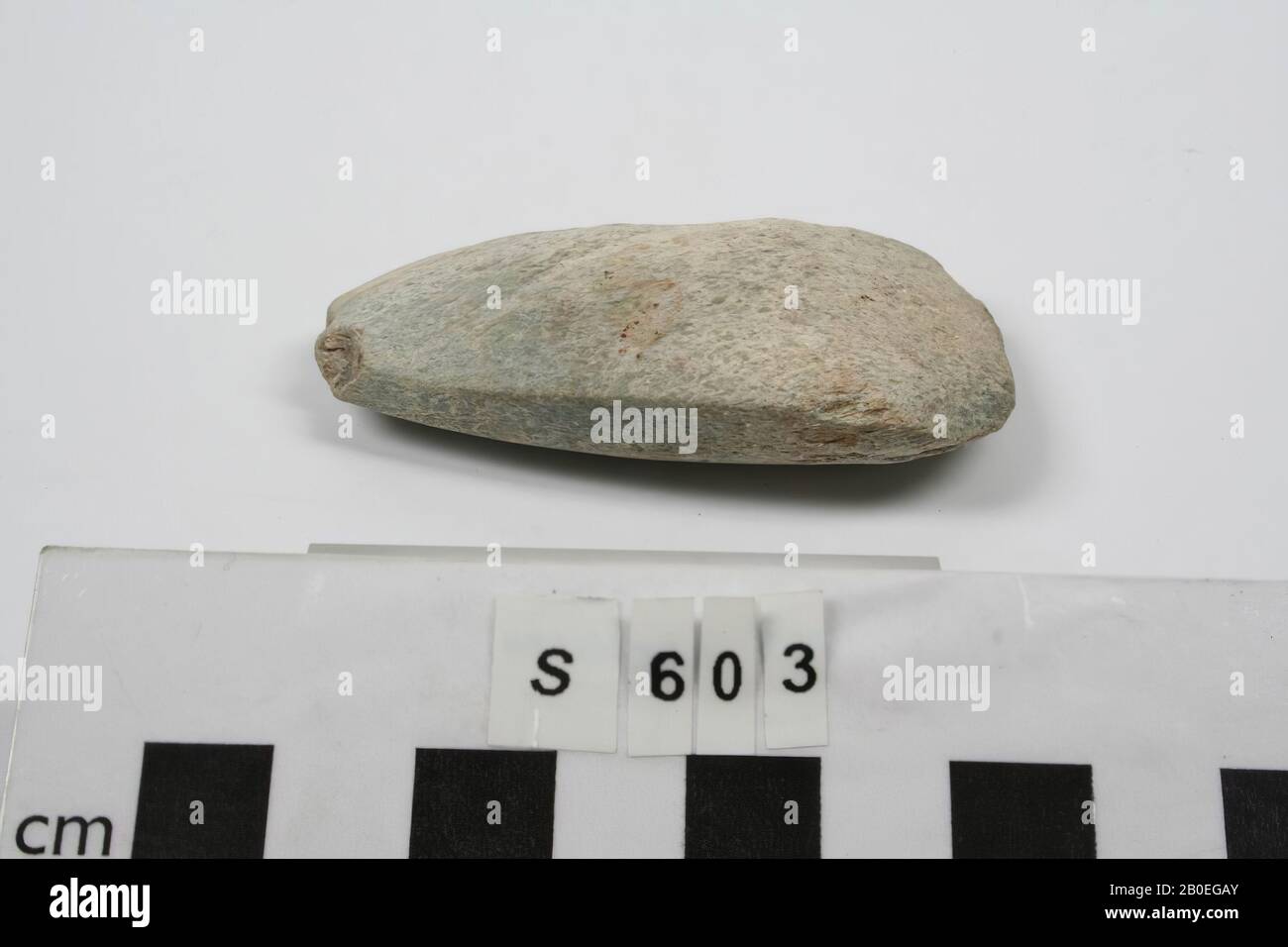 Eine längliche Steinaxt, weit offen zum Schnitt., Werkzeuge, Waffe, Stein, L 6,8 cm, Türkei Stockfoto