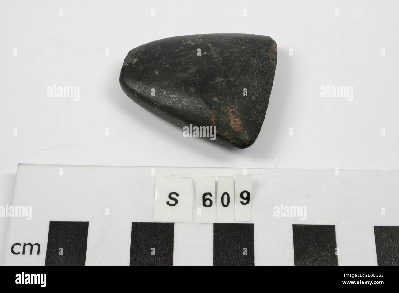 Eine keilförmige Steinaxt, weit offen zum Schnitt., Werkzeuge, Waffe, Stein, L 4,4 cm, Türkei Stockfoto