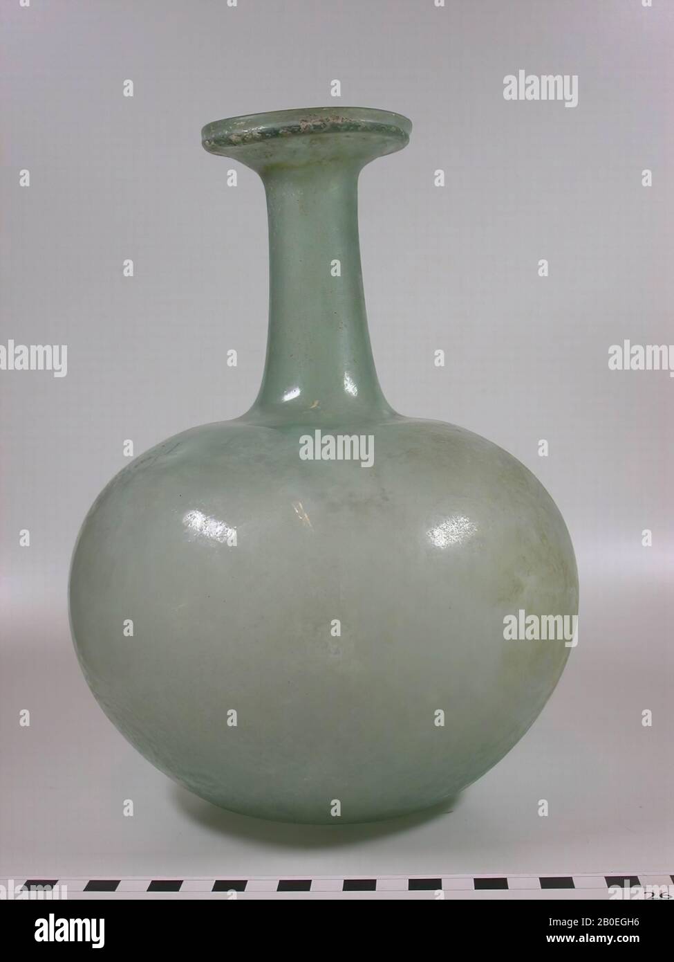 Hellgrüner gläserner Dekanter mit kugelförmigem Bauch, langem Hals und breitem Mund, flachem Boden, Geschirr, Glas, H 25 cm, Libanon Stockfoto Hellgrüner gläserner Dekanter mit kugelförmigem Bauch, langem Hals und breitem Mund, flachem Boden, Geschirr, Glas, H 25 cm, Libanon Stockfoto