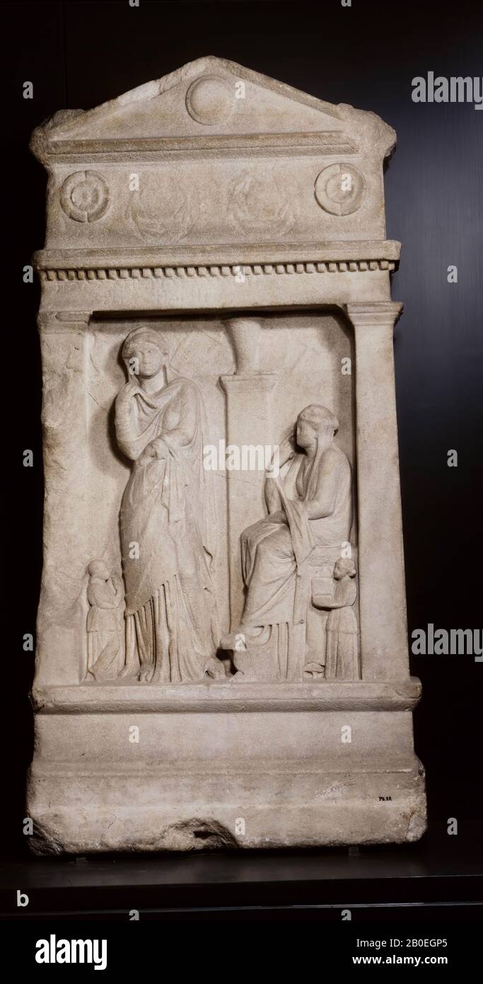 Ostgriechisches Reliefrelief mit Dreiecksgiebelung. Das Mittelrelief zeigt zwei Frauen, die l. stehend, die r. sitzend. Daneben zwei kleine Servierfrauen mit Ventilator und toilettenbox. Auf einer Stele dahinter ein Himmelskörper und ein Tympanon. Auf einem Ledge eine Flasche, Skulptur, Stein, Marmor, H. 112 cm, B. 55 cm, D. 15 cm, späthellenistisch 125-100 v. Chr., unbekannt Stockfoto