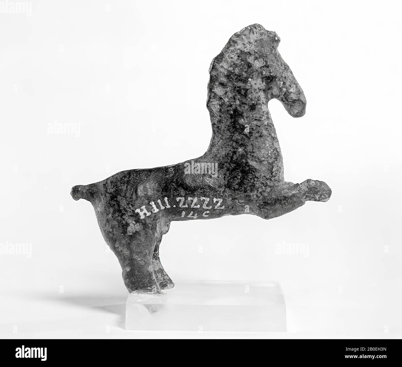 Laufpferd. Schmaler, unklarer Kopf. Starrt sehr kurz. Vorder- und Hinterbeine gebrochen, Tierfigur, Bronze, 5 cm, Italien Stockfoto